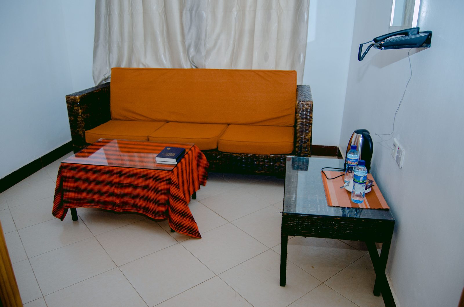 Vamos Hotel Mafinga honeymoon suite interior