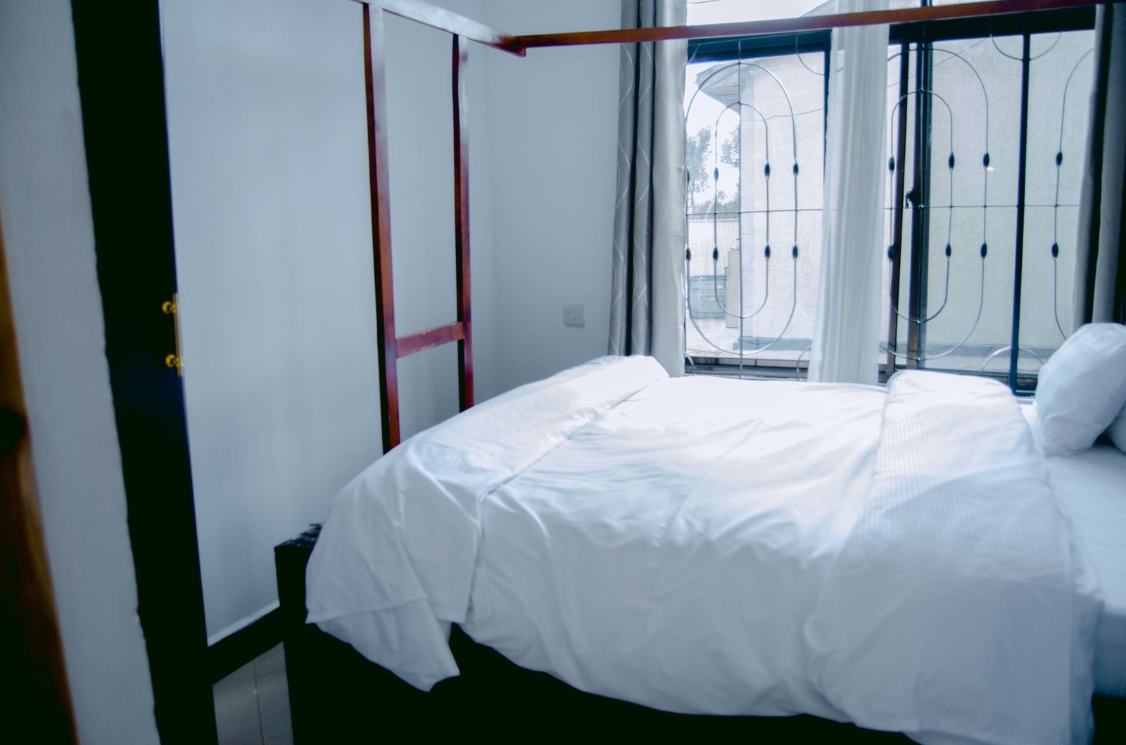 Vamos Hotel Mafinga honeymoon suite bedroom