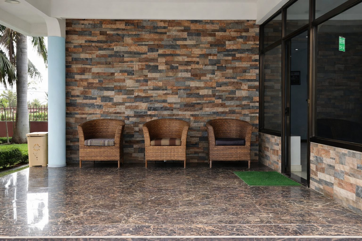 Vamos Hotel Mikumi reception and lounge area