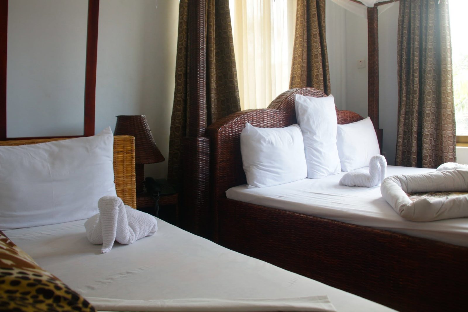 Vamos Hotel Mikumi twin family room